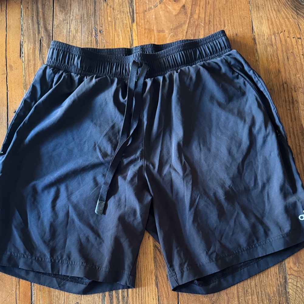 ALO Yoga Men's Black Athletic Shorts